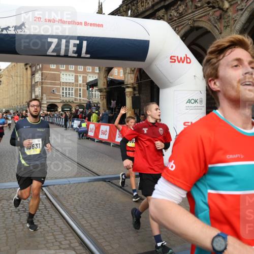 05.10.2025 - 20. swb-Marathon Bremen Yannick Fuchs http://msf.ph/oto/9252543 05.10.2025 10:54:13 Ziel 9313, 9520, 9807, 9835, 10019, 10075, 10631, 10662, 11151, 11303, 11339, 11347, 11432, 11593 meine-sportfotos.de