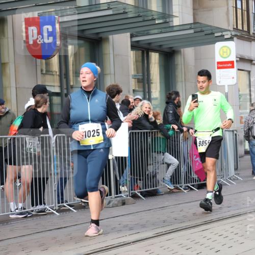 05.10.2025 - 20. swb-Marathon Bremen Strokosch-Dieckow http://msf.ph/oto/9252546 05.10.2025 10:55:13 Ziel 7165, 9195, 9197, 9350, 9492, 9514, 9621, 9654, 9720, 9722, 9856, 9882, 9902, 10088, 10107, 10111, 10195, 10256, 10260, 10262, 10287, 10323, 10475, 10745, 10755, 10757, 10800, 10909, 10970, 11025, 11081, 11115, 11197, 11380, 11431, 11586, 11588, 11624, 11702, 7165, 9195, 9197, 9350, 9492, 9514, 9621, 9654, 9720, 9722, 9856, 9882, 9902, 10088, 10107, 10111, 10195, 10256, 10260, 10262, 10287, 10323, 10475, 10745, 10755, 10757, 10800, 10909, 10970, 11025, 11081, 11115 meine-sportfotos.de