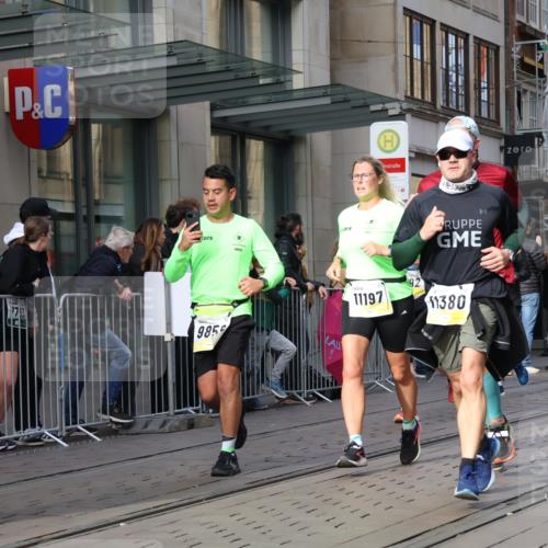 05.10.2025 - 20. swb-Marathon Bremen Strokosch-Dieckow http://msf.ph/oto/9252563 05.10.2025 10:55:14 Ziel 7165, 9195, 9197, 9350, 9492, 9514, 9621, 9720, 9722, 9856, 9882, 9902, 10088, 10107, 10111, 10195, 10256, 10260, 10262, 10287, 10323, 10475, 10745, 10755, 10757, 10800, 10909, 10970, 11025, 11081, 11115, 11197, 11380, 11431, 11586, 11588, 11624, 11702, 7165, 9195, 9197, 9350, 9492, 9514, 9621, 9720, 9722, 9856, 9882, 9902, 10088, 10107, 10111, 10195, 10256, 10260, 10262, 10287, 10323, 10475, 10745, 10755, 10757, 10800, 10909, 10970, 11025, 11081, 11115 meine-sportfotos.de