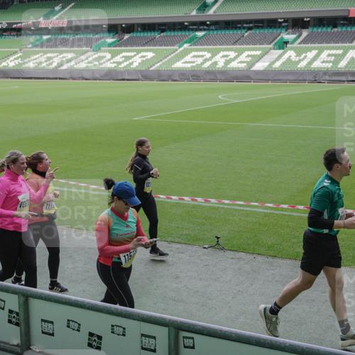 05.10.2025 - 20. swb-Marathon Bremen Michael Burmester http://msf.ph/oto/9252576 05.10.2025 10:41:36 Laufen im Stadion 8533, 9001, 9178, 9191, 9217, 9265, 9274, 9306, 9334, 9355, 9357, 9401, 9446, 9530, 9537, 9538, 9589, 9599, 9605, 9617, 9632, 9649, 9685, 9757, 9764, 9774, 9836, 9837, 9874, 9887, 9907, 9982, 10051, 10095, 10125, 10129, 10132, 10134, 10148, 10152, 10189, 10197, 10212, 10214, 10223, 10235, 10236, 10249, 10295, 10330, 10332, 10333, 10458, 10522, 10550, 10582, 10585, 10614, 10632, 10706, 10722, 10815, 10937, 10998, 11037, 11232, 11379, 11405, 11437, 11473, 7706 meine-sportfotos.de
