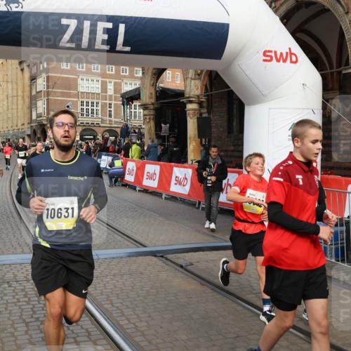 05.10.2025 - 20. swb-Marathon Bremen Yannick Fuchs http://msf.ph/oto/9252584 05.10.2025 10:54:14 Ziel 9520, 9807, 9835, 10019, 10075, 10631, 10662, 11151, 11303, 11339, 11347, 11432, 11593 meine-sportfotos.de