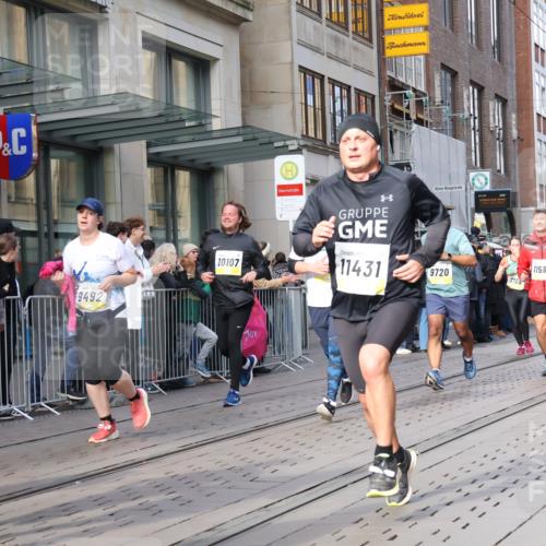 05.10.2025 - 20. swb-Marathon Bremen Strokosch-Dieckow http://msf.ph/oto/9252616 05.10.2025 10:55:15 Ziel 7165, 9195, 9197, 9492, 9621, 9720, 9722, 9856, 9882, 9902, 10088, 10107, 10111, 10195, 10256, 10260, 10262, 10287, 10323, 10475, 10653, 10745, 10755, 10757, 10800, 10909, 11025, 11081, 11197, 11249, 11380, 11431, 11586, 11588, 11624, 7165, 9195, 9197, 9492, 9621, 9720, 9722, 9856, 9882, 9902, 10088, 10107, 10111, 10195, 10256, 10260, 10262, 10287, 10323, 10475, 10653, 10745, 10755, 10757, 10800, 10909, 11025, 11081, 11249 meine-sportfotos.de