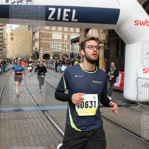 05.10.2025 - 20. swb-Marathon Bremen Yannick Fuchs http://msf.ph/oto/9252622 05.10.2025 10:54:14 Ziel 9520, 9807, 9835, 10019, 10075, 10631, 10662, 11151, 11303, 11339, 11347, 11432, 11593 meine-sportfotos.de