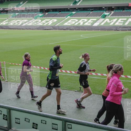 05.10.2025 - 20. swb-Marathon Bremen Michael Burmester http://msf.ph/oto/9252649 05.10.2025 10:41:38 Laufen im Stadion 8533, 9001, 9178, 9191, 9217, 9265, 9274, 9306, 9334, 9355, 9357, 9401, 9530, 9538, 9589, 9599, 9605, 9617, 9632, 9649, 9685, 9757, 9764, 9774, 9836, 9837, 9874, 9887, 9907, 9982, 10051, 10095, 10125, 10129, 10132, 10134, 10148, 10152, 10189, 10197, 10212, 10214, 10223, 10235, 10236, 10249, 10295, 10330, 10332, 10333, 10458, 10522, 10550, 10582, 10585, 10614, 10632, 10706, 10722, 10815, 10937, 10998, 11037, 11056, 11097, 11232, 11379, 11405, 11437, 11473, 7706, 9001 meine-sportfotos.de