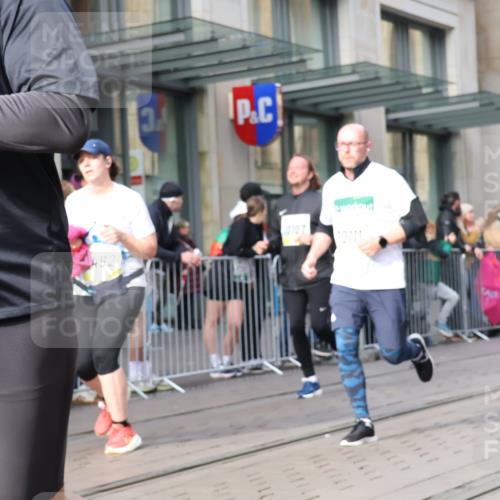 05.10.2025 - 20. swb-Marathon Bremen Strokosch-Dieckow http://msf.ph/oto/9252650 05.10.2025 10:55:16 Ziel 7165, 9195, 9197, 9492, 9621, 9720, 9722, 9856, 9882, 9902, 10088, 10107, 10111, 10195, 10253, 10256, 10260, 10262, 10287, 10323, 10385, 10475, 10653, 10745, 10755, 10757, 10800, 10909, 11025, 11081, 11197, 11249, 11380, 11431, 11586, 11588, 11624, 7165, 9195, 9197, 9492, 9621, 9720, 9722, 9856, 9882, 9902, 10088, 10107, 10111, 10195, 10253, 10256, 10260, 10262, 10287, 10323, 10385, 10475, 10653, 10745, 10755, 10757, 10800, 10909, 11025, 11081, 11249 meine-sportfotos.de