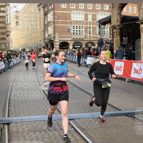 05.10.2025 - 20. swb-Marathon Bremen Yannick Fuchs http://msf.ph/oto/9252696 05.10.2025 10:54:15 Ziel 9402, 9520, 9807, 9835, 9935, 10019, 10075, 10631, 10662, 11151, 11303, 11339, 11347, 11432, 11593 meine-sportfotos.de