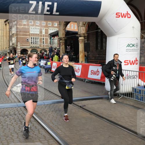 05.10.2025 - 20. swb-Marathon Bremen Yannick Fuchs http://msf.ph/oto/9252721 05.10.2025 10:54:15 Ziel 9402, 9520, 9807, 9835, 9935, 10019, 10075, 10631, 10662, 11151, 11303, 11339, 11347, 11432, 11593 meine-sportfotos.de
