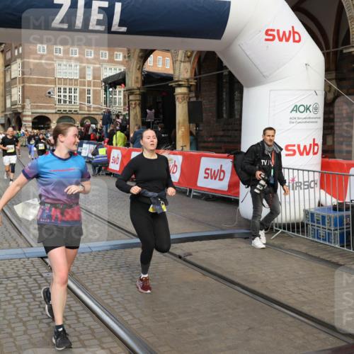 05.10.2025 - 20. swb-Marathon Bremen Yannick Fuchs http://msf.ph/oto/9252727 05.10.2025 10:54:15 Ziel 9402, 9520, 9807, 9835, 9935, 10019, 10075, 10631, 10662, 11151, 11303, 11339, 11347, 11432, 11593 meine-sportfotos.de