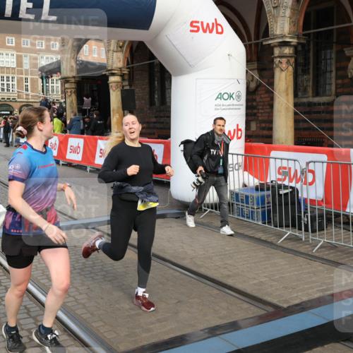05.10.2025 - 20. swb-Marathon Bremen Yannick Fuchs http://msf.ph/oto/9252733 05.10.2025 10:54:16 Ziel 9402, 9520, 9807, 9835, 9900, 9935, 10019, 10631, 10662, 11151, 11303, 11347, 11432, 11593 meine-sportfotos.de
