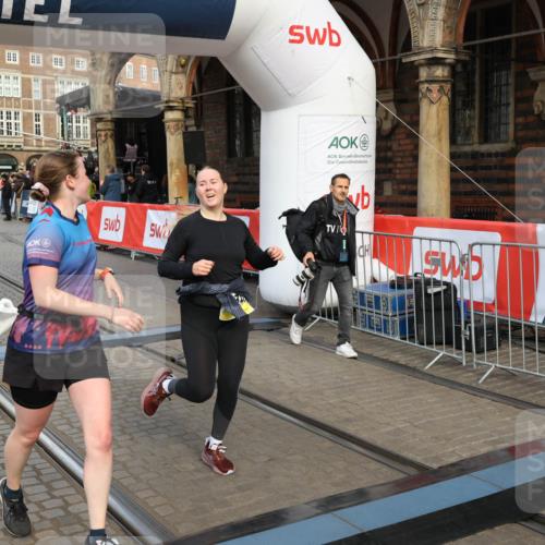 05.10.2025 - 20. swb-Marathon Bremen Yannick Fuchs http://msf.ph/oto/9252742 05.10.2025 10:54:16 Ziel 9402, 9520, 9807, 9835, 9900, 9935, 10019, 10631, 10662, 11151, 11303, 11347, 11432, 11593 meine-sportfotos.de