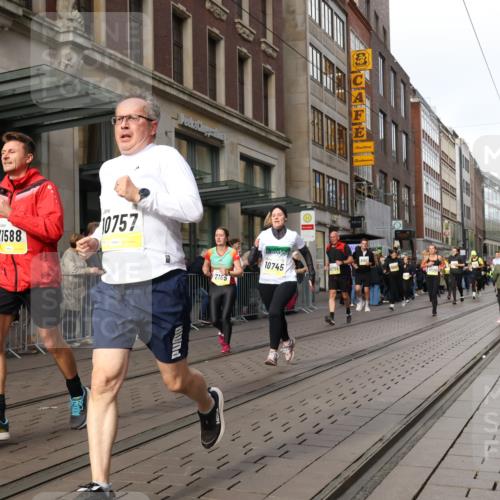 05.10.2025 - 20. swb-Marathon Bremen Strokosch-Dieckow http://msf.ph/oto/9252763 05.10.2025 10:55:19 Ziel 7165, 9195, 9197, 9492, 9521, 9621, 9720, 9722, 9856, 9882, 9902, 10088, 10107, 10111, 10195, 10253, 10262, 10287, 10323, 10385, 10475, 10653, 10745, 10755, 10757, 10800, 10909, 11025, 11052, 11081, 11197, 11249, 11586, 11588, 11624, 7165, 9195, 9197, 9492, 9521, 9621, 9720, 9722, 9856, 9882, 9902, 10088, 10107, 10111, 10195, 10253, 10262, 10287, 10323, 10385, 10475, 10653, 10745, 10755, 10757, 10800, 10909, 11025, 11052, 11081, 11249 meine-sportfotos.de