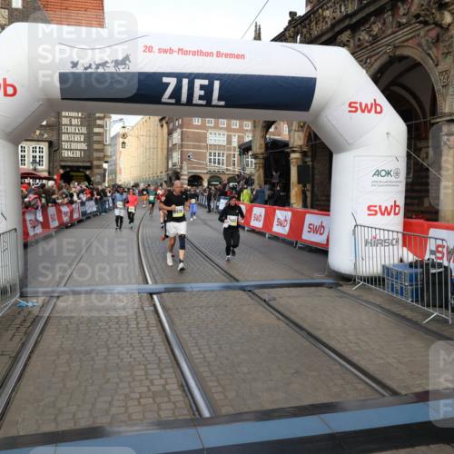 05.10.2025 - 20. swb-Marathon Bremen Yannick Fuchs http://msf.ph/oto/9252780 05.10.2025 10:54:18 Ziel 9402, 9900, 9935, 10019, 10533, 10631, 10662, 11151, 11203, 11303, 11347, 11432, 11449 meine-sportfotos.de