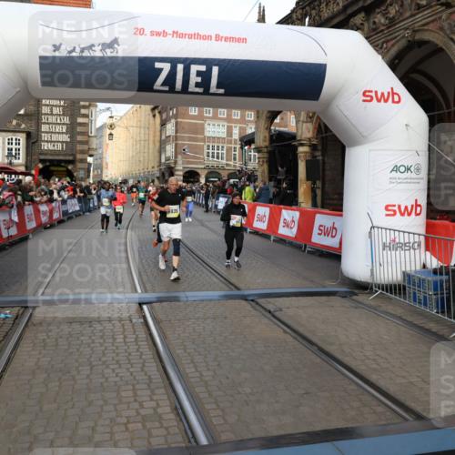 05.10.2025 - 20. swb-Marathon Bremen Yannick Fuchs http://msf.ph/oto/9252788 05.10.2025 10:54:18 Ziel 9402, 9900, 9935, 10019, 10533, 10631, 10662, 11151, 11203, 11303, 11347, 11432, 11449 meine-sportfotos.de