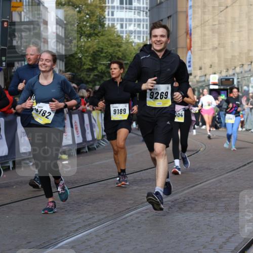 05.10.2025 - 20. swb-Marathon Bremen Strokosch-Dieckow http://msf.ph/oto/9252794 05.10.2025 11:01:42 Ziel 9189, 9269, 9294, 9782, 10004, 10026, 10370, 10562, 10903, 10904, 11463, 11732, 11733 meine-sportfotos.de