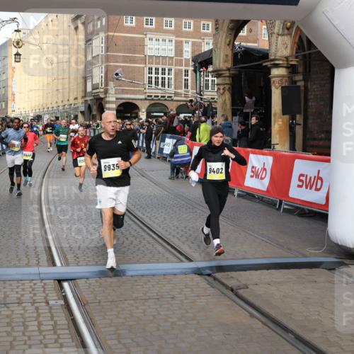 05.10.2025 - 20. swb-Marathon Bremen Yannick Fuchs http://msf.ph/oto/9252812 05.10.2025 10:54:18 Ziel 9402, 9900, 9935, 10019, 10533, 10631, 10662, 11151, 11203, 11303, 11347, 11432, 11449 meine-sportfotos.de