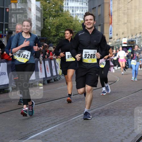 05.10.2025 - 20. swb-Marathon Bremen Strokosch-Dieckow http://msf.ph/oto/9252850 05.10.2025 11:01:42 Ziel 9189, 9269, 9294, 9782, 10004, 10026, 10370, 10562, 10903, 10904, 11463, 11732, 11733 meine-sportfotos.de
