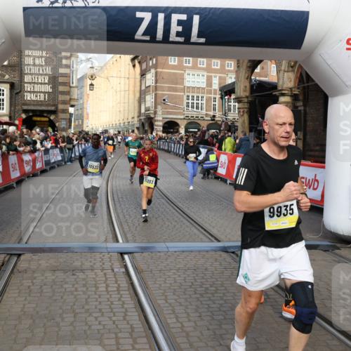 05.10.2025 - 20. swb-Marathon Bremen Yannick Fuchs http://msf.ph/oto/9252909 05.10.2025 10:54:20 Ziel 9402, 9574, 9900, 9935, 10234, 10533, 11151, 11203, 11347, 11449 meine-sportfotos.de