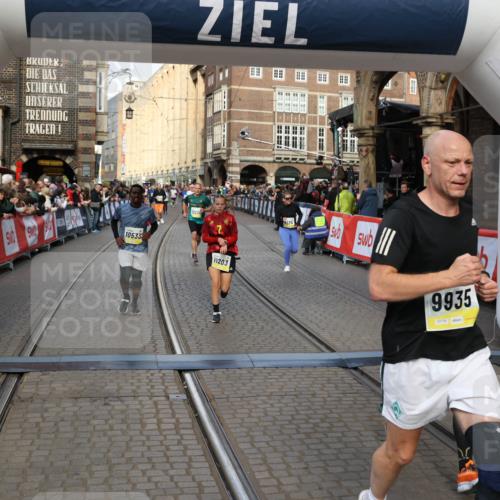 05.10.2025 - 20. swb-Marathon Bremen Yannick Fuchs http://msf.ph/oto/9252921 05.10.2025 10:54:20 Ziel 9402, 9574, 9900, 9935, 10234, 10533, 11151, 11203, 11347, 11449 meine-sportfotos.de