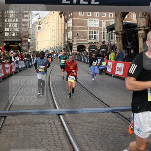 05.10.2025 - 20. swb-Marathon Bremen Yannick Fuchs http://msf.ph/oto/9252929 05.10.2025 10:54:20 Ziel 9402, 9574, 9900, 9935, 10234, 10533, 11151, 11203, 11347, 11449 meine-sportfotos.de