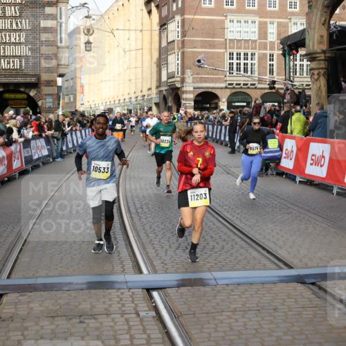 05.10.2025 - 20. swb-Marathon Bremen Yannick Fuchs http://msf.ph/oto/9252937 05.10.2025 10:54:20 Ziel 9402, 9574, 9900, 9935, 10234, 10533, 11151, 11203, 11347, 11449 meine-sportfotos.de