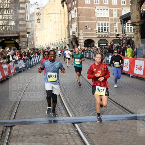 05.10.2025 - 20. swb-Marathon Bremen Yannick Fuchs http://msf.ph/oto/9252996 05.10.2025 10:54:21 Ziel 9402, 9574, 9900, 9935, 10234, 10402, 10533, 11151, 11203, 11347, 11449 meine-sportfotos.de