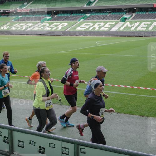 05.10.2025 - 20. swb-Marathon Bremen Michael Burmester http://msf.ph/oto/9253002 05.10.2025 10:41:56 Laufen im Stadion 7069, 8533, 8865, 9265, 9357, 9401, 9519, 9538, 9632, 9649, 9798, 9815, 9836, 9837, 9887, 9907, 9982, 10031, 10051, 10082, 10087, 10095, 10125, 10129, 10132, 10134, 10148, 10152, 10189, 10197, 10212, 10214, 10223, 10239, 10248, 10249, 10295, 10330, 10332, 10333, 10499, 10522, 10582, 10614, 10706, 10722, 10815, 10824, 10937, 10943, 10998, 11037, 11056, 11097, 11206, 11232, 11379, 11395, 11405, 11437, 11473, 11584, 11634, 9001, 9178, 9191, 9217, 9274 meine-sportfotos.de