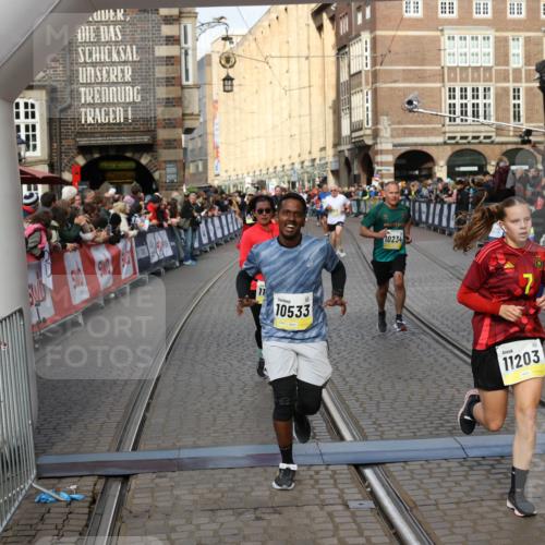 05.10.2025 - 20. swb-Marathon Bremen Yannick Fuchs http://msf.ph/oto/9253016 05.10.2025 10:54:21 Ziel 9402, 9574, 9900, 9935, 10234, 10402, 10533, 11151, 11203, 11347, 11449 meine-sportfotos.de