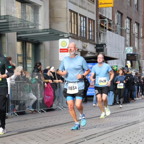 05.10.2025 - 20. swb-Marathon Bremen Strokosch-Dieckow http://msf.ph/oto/9253036 05.10.2025 10:55:35 Ziel 7147, 9521, 9541, 9621, 9871, 9882, 9950, 10006, 10015, 10088, 10253, 10287, 10323, 10385, 10394, 10610, 10641, 10653, 10654, 10664, 10675, 10758, 10800, 10921, 10959, 11052, 11095, 11148, 11249, 11439, 11586, 11624, 11626, 7147, 9521, 9541, 9621, 9871, 9882, 9950, 10006, 10015, 10088, 10253, 10287, 10323, 10385, 10394, 10610, 10641, 10653, 10654, 10664, 10675, 10758, 10800, 10921, 10959, 11052, 11095, 11148, 11249 meine-sportfotos.de