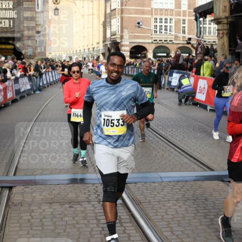 05.10.2025 - 20. swb-Marathon Bremen Yannick Fuchs http://msf.ph/oto/9253069 05.10.2025 10:54:22 Ziel 9402, 9574, 9900, 9935, 10234, 10402, 10533, 11203, 11347, 11449 meine-sportfotos.de