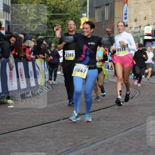 05.10.2025 - 20. swb-Marathon Bremen Strokosch-Dieckow http://msf.ph/oto/9253092 05.10.2025 11:01:48 Ziel 9189, 9237, 9365, 9655, 10004, 10558, 10903, 10904, 11647 meine-sportfotos.de