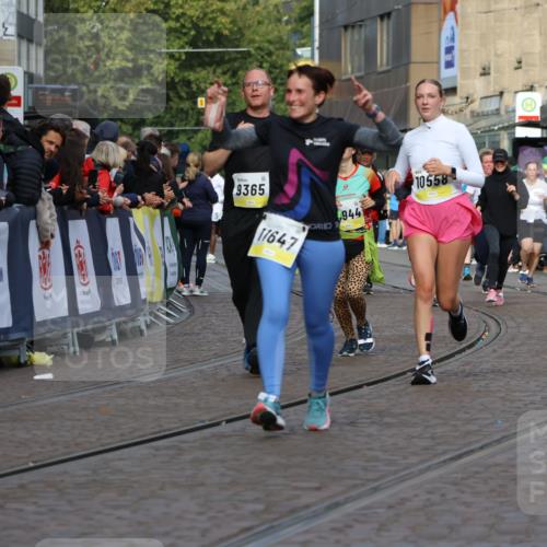 05.10.2025 - 20. swb-Marathon Bremen Strokosch-Dieckow http://msf.ph/oto/9253115 05.10.2025 11:01:48 Ziel 9189, 9237, 9365, 9655, 10004, 10558, 10903, 10904, 11647 meine-sportfotos.de
