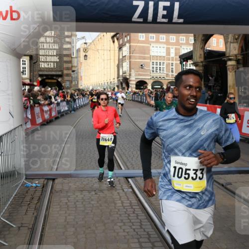 05.10.2025 - 20. swb-Marathon Bremen Yannick Fuchs http://msf.ph/oto/9253129 05.10.2025 10:54:22 Ziel 9402, 9574, 9900, 9935, 10234, 10402, 10533, 11203, 11347, 11449 meine-sportfotos.de