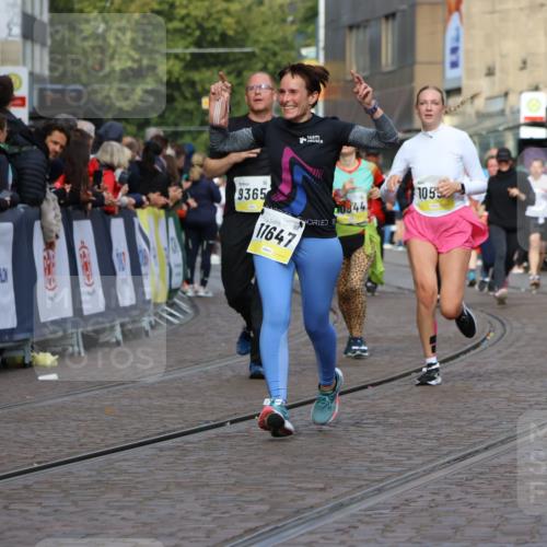 05.10.2025 - 20. swb-Marathon Bremen Strokosch-Dieckow http://msf.ph/oto/9253133 05.10.2025 11:01:48 Ziel 9189, 9237, 9365, 9655, 10004, 10558, 10903, 10904, 11647 meine-sportfotos.de