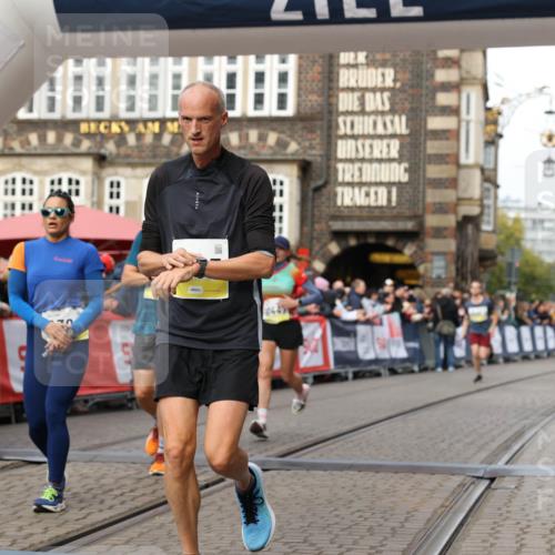 05.10.2025 - 20. swb-Marathon Bremen Yannick Fuchs http://msf.ph/oto/9253184 05.10.2025 10:45:31 Ziel 9396, 9885, 9963, 10447, 10634, 11346, 11403 meine-sportfotos.de