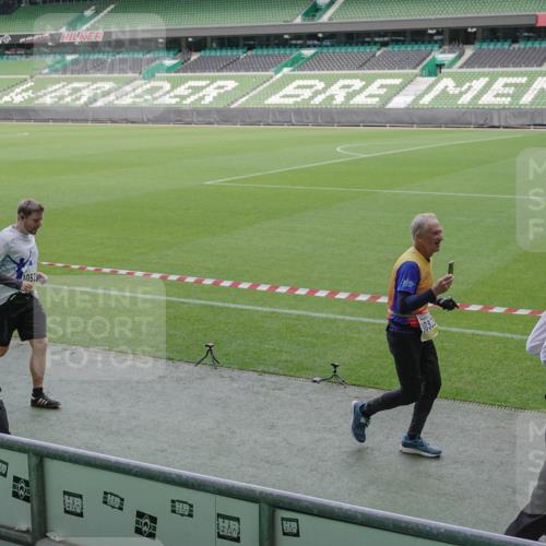 05.10.2025 - 20. swb-Marathon Bremen Michael Burmester http://msf.ph/oto/9253201 05.10.2025 10:42:01 Laufen im Stadion 7069, 8533, 8865, 9265, 9401, 9519, 9538, 9632, 9648, 9649, 9798, 9815, 9836, 9837, 9887, 9907, 9982, 10031, 10051, 10082, 10087, 10095, 10125, 10129, 10132, 10134, 10148, 10152, 10189, 10197, 10212, 10214, 10223, 10239, 10248, 10249, 10264, 10330, 10332, 10333, 10499, 10522, 10614, 10706, 10722, 10815, 10824, 10937, 10943, 10998, 11037, 11056, 11097, 11126, 11142, 11206, 11232, 11379, 11395, 11405, 11437, 11473, 11584, 11634, 9178, 9191, 9217, 9274, 9357, 11261 meine-sportfotos.de