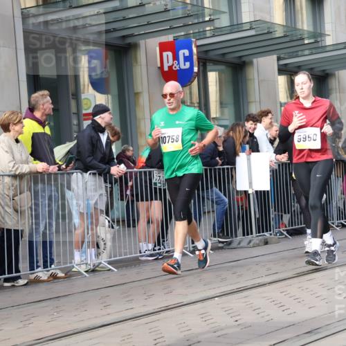 05.10.2025 - 20. swb-Marathon Bremen Strokosch-Dieckow http://msf.ph/oto/9253203 05.10.2025 10:55:43 Ziel 7147, 9258, 9541, 9811, 9855, 9871, 9950, 9968, 10006, 10009, 10015, 10394, 10610, 10641, 10654, 10664, 10675, 10758, 10921, 10959, 10989, 10992, 11052, 11095, 11148, 11364, 11366, 11439, 11620, 11626, 11630, 11693, 11741, 7147, 9258, 9541, 9811, 9855, 9871, 9950, 9968, 10006, 10009, 10015, 10394, 10610, 10641, 10654, 10664, 10675, 10758, 10921, 10959, 10989, 10992, 11052, 11095, 11148, 11364, 11366, 11620, 11630, 11693 meine-sportfotos.de