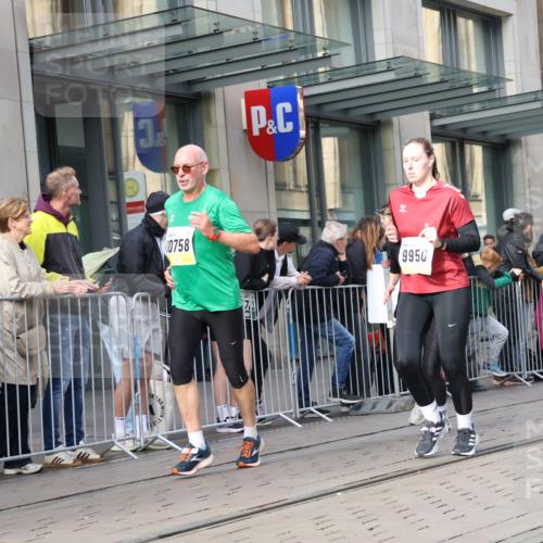 05.10.2025 - 20. swb-Marathon Bremen Strokosch-Dieckow http://msf.ph/oto/9253218 05.10.2025 10:55:43 Ziel 7147, 9258, 9541, 9811, 9855, 9871, 9950, 9968, 10006, 10009, 10015, 10394, 10610, 10641, 10654, 10664, 10675, 10758, 10921, 10959, 10989, 10992, 11052, 11095, 11148, 11364, 11366, 11439, 11620, 11626, 11630, 11693, 11741, 7147, 9258, 9541, 9811, 9855, 9871, 9950, 9968, 10006, 10009, 10015, 10394, 10610, 10641, 10654, 10664, 10675, 10758, 10921, 10959, 10989, 10992, 11052, 11095, 11148, 11364, 11366, 11620, 11630, 11693 meine-sportfotos.de