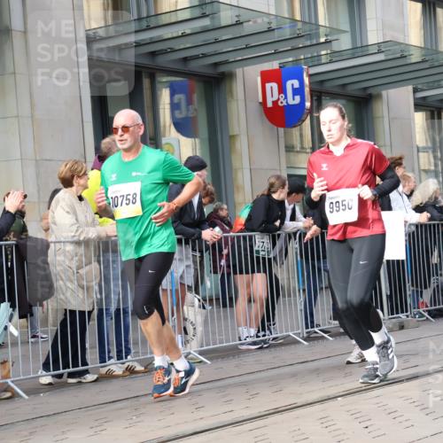 05.10.2025 - 20. swb-Marathon Bremen Strokosch-Dieckow http://msf.ph/oto/9253232 05.10.2025 10:55:44 Ziel 7147, 9258, 9541, 9811, 9855, 9871, 9950, 9968, 10006, 10009, 10015, 10394, 10610, 10641, 10654, 10664, 10675, 10758, 10921, 10959, 10989, 10992, 11052, 11095, 11148, 11364, 11366, 11439, 11620, 11626, 11630, 11693, 11741, 7147, 9258, 9541, 9811, 9855, 9871, 9950, 9968, 10006, 10009, 10015, 10394, 10610, 10641, 10654, 10664, 10675, 10758, 10921, 10959, 10989, 10992, 11052, 11095, 11148, 11364, 11366, 11620, 11630, 11693 meine-sportfotos.de