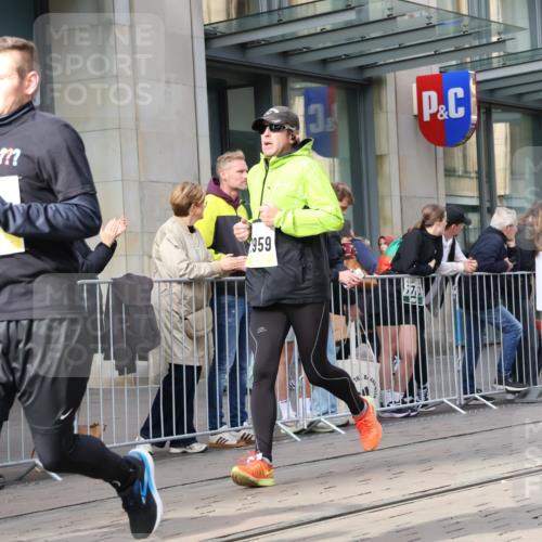 05.10.2025 - 20. swb-Marathon Bremen Strokosch-Dieckow http://msf.ph/oto/9253299 05.10.2025 10:55:46 Ziel 7147, 9258, 9541, 9811, 9855, 9871, 9950, 9968, 10006, 10009, 10015, 10394, 10641, 10654, 10664, 10675, 10758, 10921, 10959, 10989, 10992, 11095, 11148, 11364, 11366, 11439, 11554, 11620, 11626, 11630, 11693, 11741, 7147, 9258, 9541, 9811, 9855, 9871, 9950, 9968, 10006, 10009, 10015, 10394, 10641, 10654, 10664, 10675, 10758, 10921, 10959, 10989, 10992, 11095, 11148, 11364, 11366, 11554, 11620, 11630, 11693 meine-sportfotos.de
