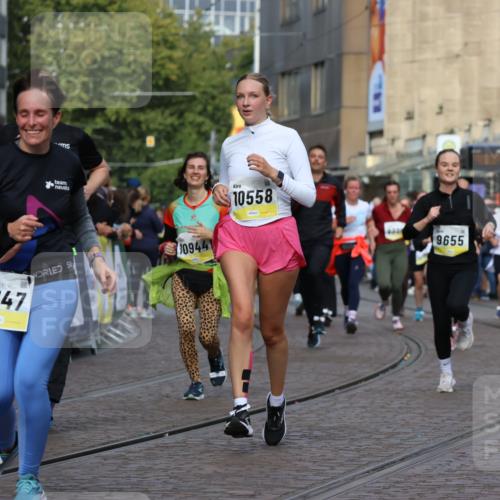 05.10.2025 - 20. swb-Marathon Bremen Strokosch-Dieckow http://msf.ph/oto/9253338 05.10.2025 11:01:50 Ziel 9237, 9365, 9655, 10004, 10558, 10837, 11415, 11647 meine-sportfotos.de