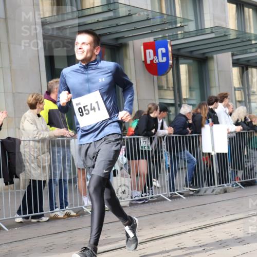 05.10.2025 - 20. swb-Marathon Bremen Strokosch-Dieckow http://msf.ph/oto/9253352 05.10.2025 10:55:47 Ziel 7147, 9258, 9541, 9811, 9855, 9871, 9950, 9968, 10006, 10009, 10015, 10196, 10394, 10641, 10654, 10664, 10675, 10758, 10921, 10959, 10989, 10992, 11095, 11148, 11364, 11366, 11554, 11620, 11626, 11630, 11693, 11741, 7147, 9258, 9541, 9811, 9855, 9871, 9950, 9968, 10006, 10009, 10015, 10196, 10394, 10641, 10654, 10664, 10675, 10758, 10921, 10959, 10989, 10992, 11095, 11148, 11364, 11366, 11554, 11620, 11630, 11693 meine-sportfotos.de