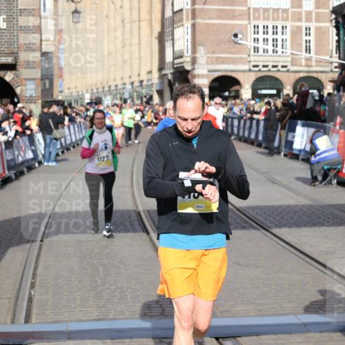 05.10.2025 - 20. swb-Marathon Bremen Yannick Fuchs http://msf.ph/oto/9253392 05.10.2025 10:54:31 Ziel 9392, 9407, 9633, 10097, 10402, 10810, 10915, 11040, 11271 meine-sportfotos.de
