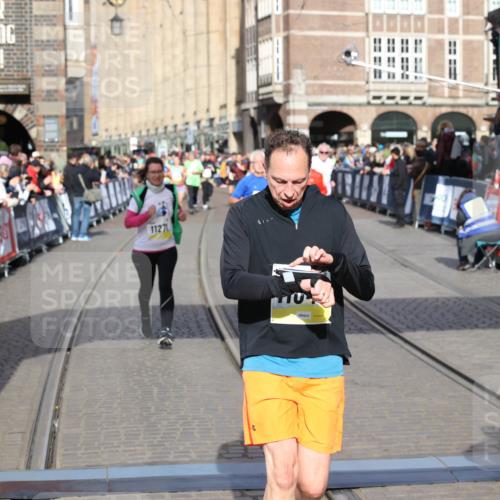 05.10.2025 - 20. swb-Marathon Bremen Yannick Fuchs http://msf.ph/oto/9253403 05.10.2025 10:54:31 Ziel 9392, 9407, 9633, 10097, 10402, 10810, 10915, 11040, 11271 meine-sportfotos.de