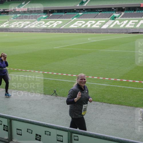 05.10.2025 - 20. swb-Marathon Bremen Michael Burmester http://msf.ph/oto/9253455 05.10.2025 10:42:10 Laufen im Stadion 7069, 8533, 8865, 9212, 9276, 9519, 9632, 9648, 9649, 9798, 9815, 9836, 9837, 9907, 9945, 9972, 9982, 9999, 10031, 10082, 10087, 10125, 10129, 10132, 10134, 10148, 10189, 10214, 10223, 10239, 10248, 10264, 10333, 10365, 10366, 10415, 10499, 10522, 10684, 10706, 10722, 10815, 10824, 10937, 10943, 10998, 11037, 11056, 11097, 11126, 11142, 11172, 11206, 11232, 11379, 11395, 11405, 11437, 11473, 11584, 11634, 9274, 9357, 11261 meine-sportfotos.de