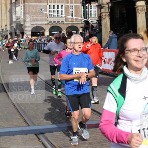 05.10.2025 - 20. swb-Marathon Bremen Yannick Fuchs http://msf.ph/oto/9253489 05.10.2025 10:54:34 Ziel 9392, 9407, 9633, 10032, 10097, 10810, 10915, 11040, 11271 meine-sportfotos.de