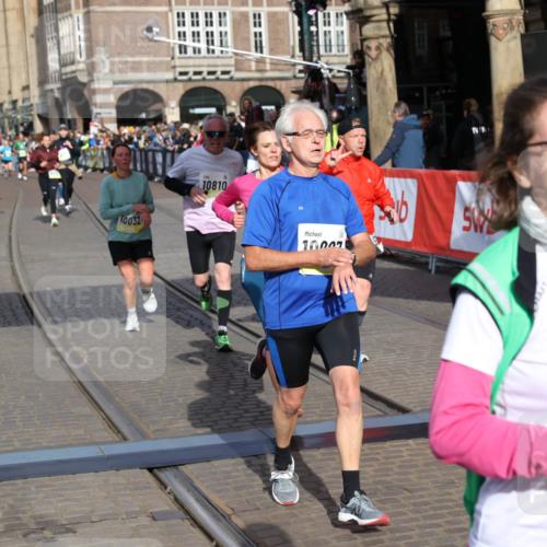 05.10.2025 - 20. swb-Marathon Bremen Yannick Fuchs http://msf.ph/oto/9253508 05.10.2025 10:54:34 Ziel 9392, 9407, 9633, 10032, 10097, 10810, 10915, 11040, 11271 meine-sportfotos.de