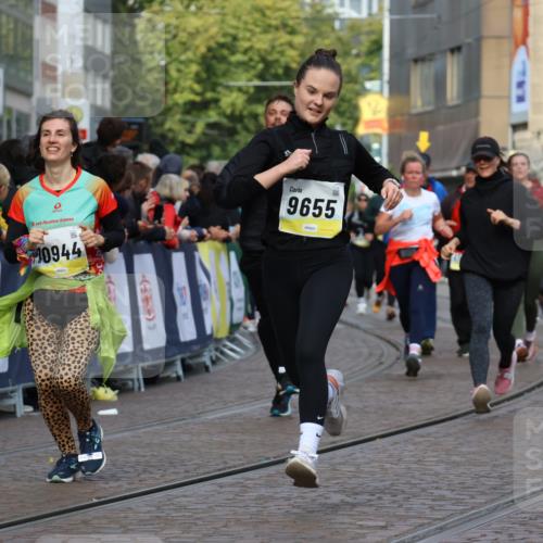 05.10.2025 - 20. swb-Marathon Bremen Strokosch-Dieckow http://msf.ph/oto/9253547 05.10.2025 11:01:53 Ziel 9237, 9365, 9655, 10558, 10837, 10944, 11415, 11647 meine-sportfotos.de