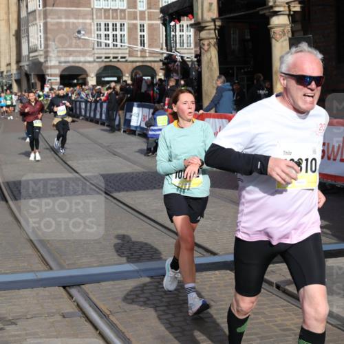 05.10.2025 - 20. swb-Marathon Bremen Yannick Fuchs http://msf.ph/oto/9253619 05.10.2025 10:54:36 Ziel 9392, 9407, 9633, 10032, 10097, 10178, 10810, 11040, 11045, 11089, 11271 meine-sportfotos.de