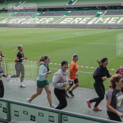 05.10.2025 - 20. swb-Marathon Bremen Michael Burmester http://msf.ph/oto/9253621 05.10.2025 10:42:13 Laufen im Stadion 7069, 8225, 8533, 8865, 9212, 9276, 9481, 9519, 9632, 9648, 9649, 9798, 9815, 9836, 9837, 9907, 9945, 9972, 9982, 9999, 10031, 10082, 10087, 10125, 10129, 10132, 10134, 10148, 10189, 10214, 10223, 10239, 10248, 10264, 10333, 10365, 10366, 10415, 10499, 10522, 10684, 10706, 10722, 10815, 10824, 10937, 10943, 10998, 11037, 11056, 11097, 11126, 11142, 11172, 11206, 11232, 11379, 11395, 11405, 11437, 11473, 11584, 11634, 9274, 9357, 11261 meine-sportfotos.de