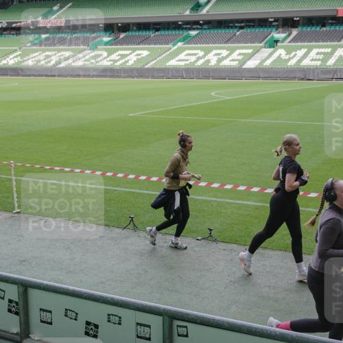 05.10.2025 - 20. swb-Marathon Bremen Michael Burmester http://msf.ph/oto/9253677 05.10.2025 10:42:15 Laufen im Stadion 7069, 8225, 8533, 8865, 9212, 9276, 9481, 9519, 9632, 9648, 9649, 9798, 9815, 9836, 9837, 9907, 9945, 9972, 9982, 9999, 10031, 10082, 10087, 10125, 10129, 10134, 10148, 10189, 10214, 10223, 10239, 10248, 10264, 10333, 10365, 10366, 10415, 10499, 10522, 10684, 10706, 10722, 10815, 10824, 10937, 10943, 10998, 11037, 11056, 11097, 11126, 11142, 11172, 11206, 11232, 11379, 11395, 11405, 11437, 11473, 11584, 11634, 9357, 11261 meine-sportfotos.de
